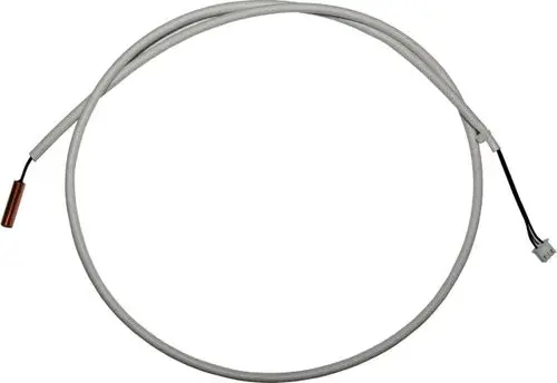 Temperaturfühler mit einem dünnen Kabel und einer Kupferspitze, geeignet für den Einsatz in Wolf Heizsystemen. Anschlussstecker für einfache Integration ins System.